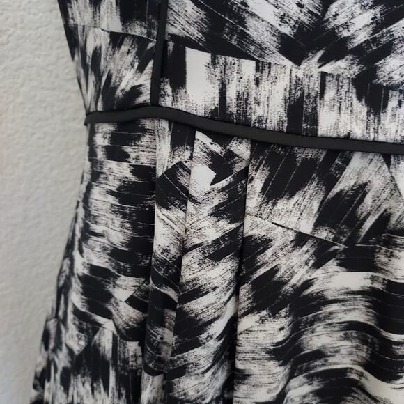 Vince Camuto Black & White Pleated Sheath Dress Size 6 - Picture 4 of 15